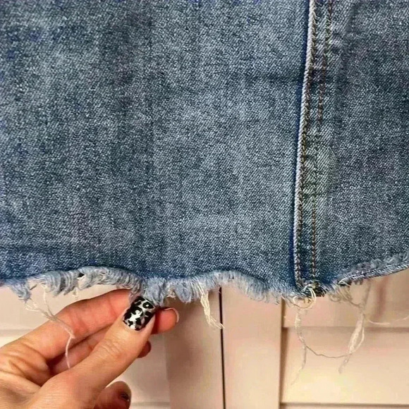 Miami Medium Wash Raw Hem Mini Skirt Size Medium - Picture 5 of 7